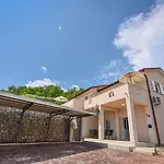 Apartment Anda S Apartmanima I Bazenom