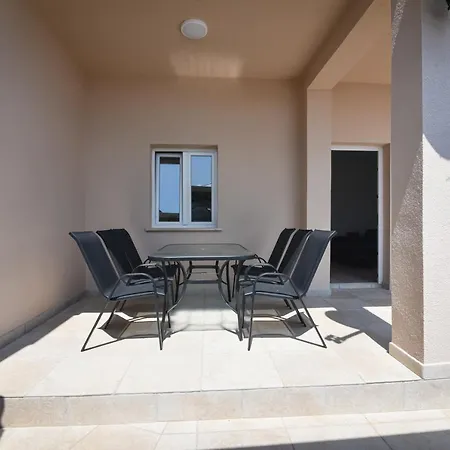 Anda S Apartmanima I Bazenom * Brseč