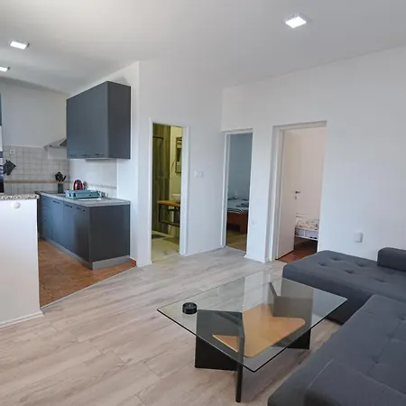 Apartment Anda S Apartmanima I Bazenom Brseč