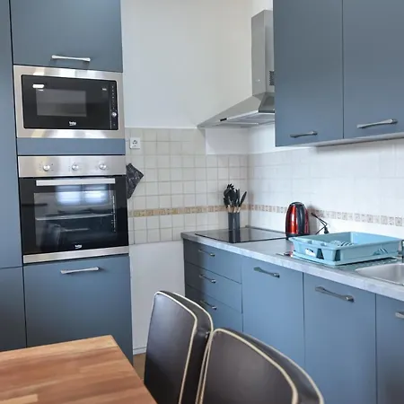 Anda S Apartmanima I Bazenom