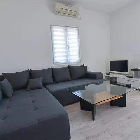 Anda S Apartmanima I Bazenom