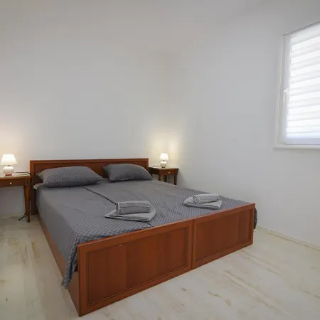 Anda S Apartmanima I Bazenom