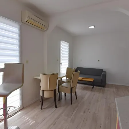 Apartment Anda S Apartmanima I Bazenom Brseč