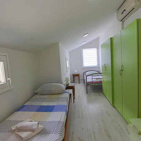 Anda S Apartmanima I Bazenom Brseč