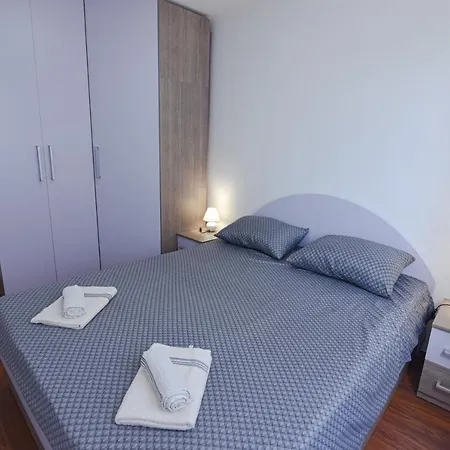 Anda S Apartmanima I Bazenom *