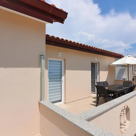 Anda S Apartmanima I Bazenom * Brseč