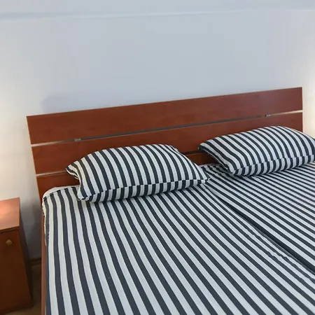 Apartment Anda S Apartmanima I Bazenom