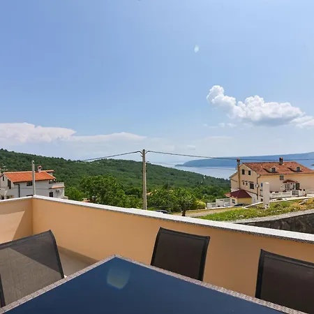 Anda S Apartmanima I Bazenom * Brseč