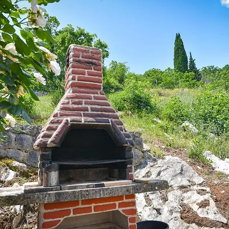 Anda S Apartmanima I Bazenom