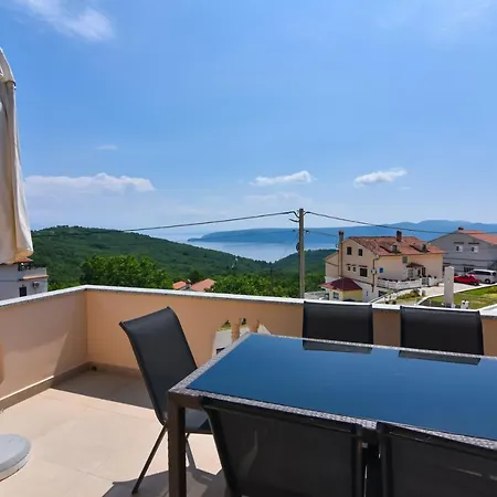 Anda S Apartmanima I Bazenom