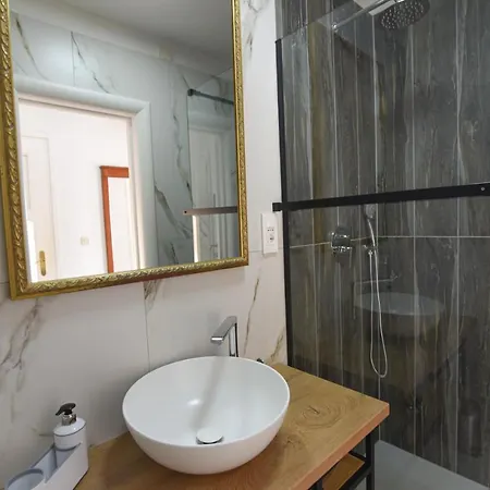 Apartment Anda S Apartmanima I Bazenom Brseč