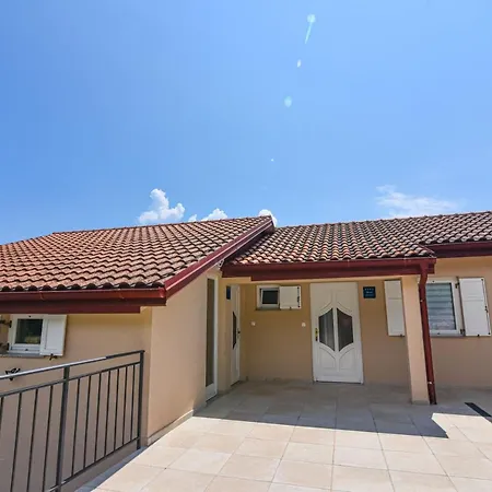 Anda S Apartmanima I Bazenom Appartement Brseč