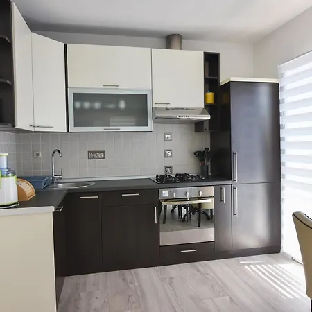 Anda S Apartmanima I Bazenom