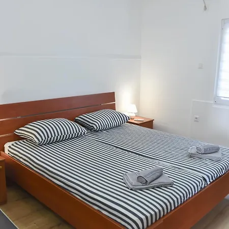 Anda S Apartmanima I Bazenom *