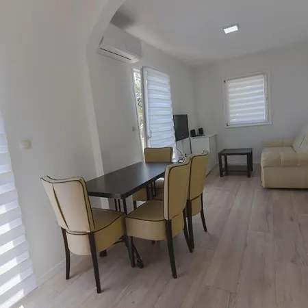 Anda S Apartmanima I Bazenom
