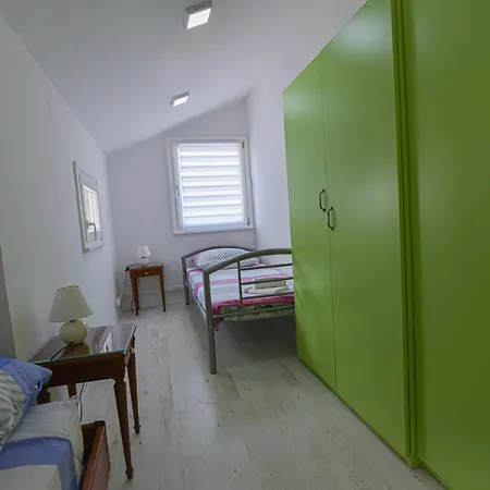 Anda S Apartmanima I Bazenom Brseč