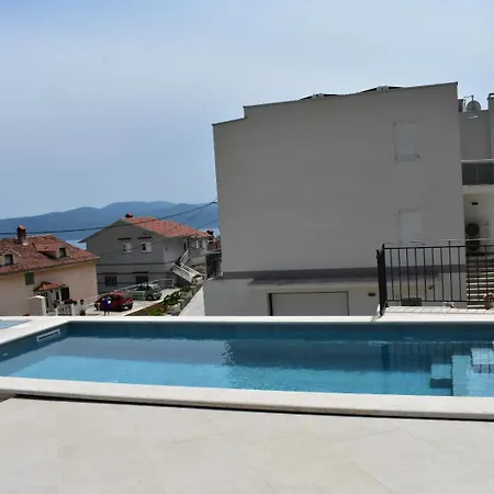 Apartment Anda S Apartmanima I Bazenom