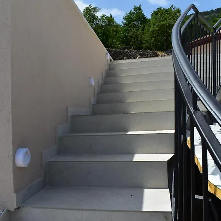 Apartment Anda S Apartmanima I Bazenom Brseč