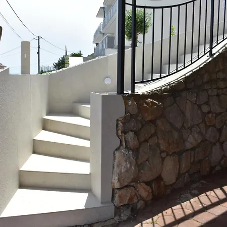 Anda S Apartmanima I Bazenom *