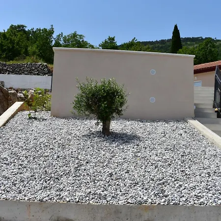 Anda S Apartmanima I Bazenom * Brseč