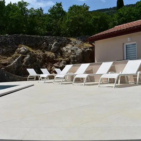 Anda S Apartmanima I Bazenom