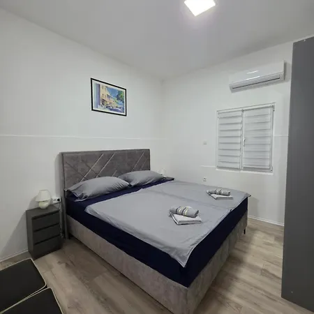 Anda S Apartmanima I Bazenom * Brseč