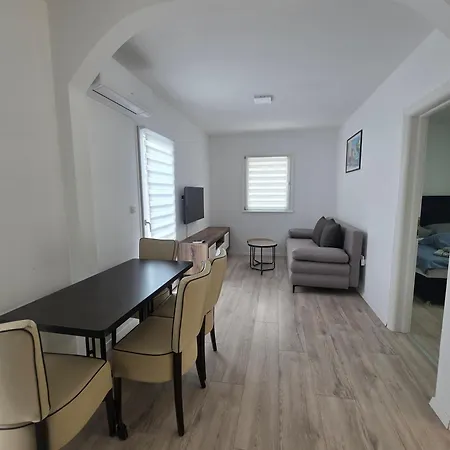 Anda S Apartmanima I Bazenom * Brseč