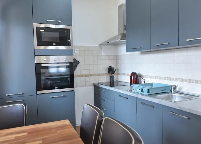 Anda S Apartmanima I Bazenom