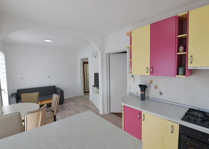 Anda S Apartmanima I Bazenom Brseč