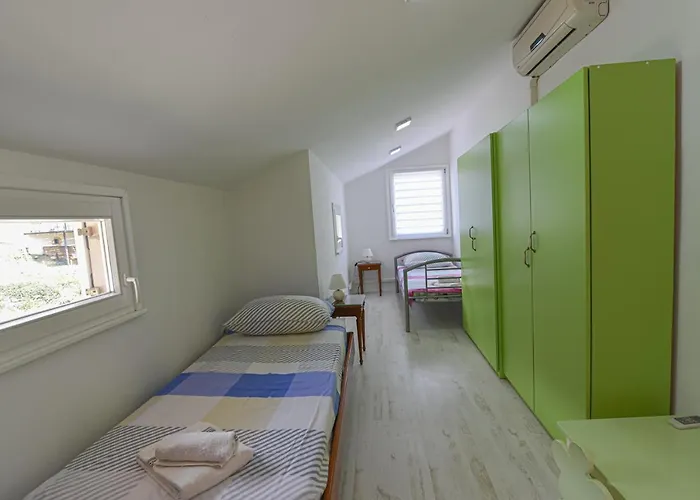 Anda S Apartmanima I Bazenom Brseč