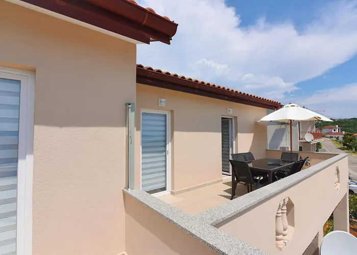 Anda S Apartmanima I Bazenom * Brseč