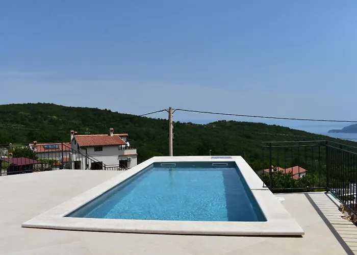 Anda S Apartmanima I Bazenom Brseč