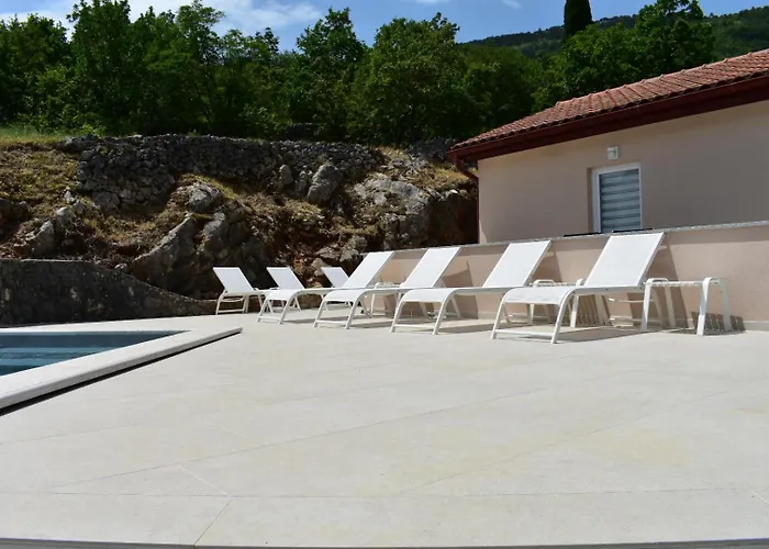 Anda S Apartmanima I Bazenom