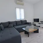 Anda S Apartmanima I Bazenom