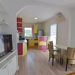 Anda S Apartmanima I Bazenom Brsec