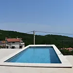Anda S Apartmanima I Bazenom Brsec
