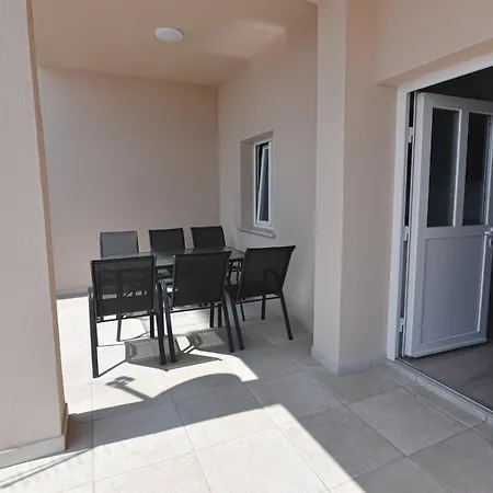 Anda S Apartmanima I Bazenom Appartamento