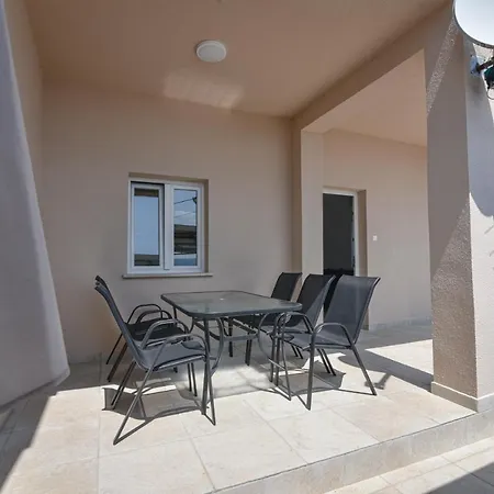 Anda S Apartmanima I Bazenom Brseč