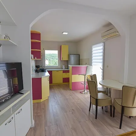 Anda S Apartmanima I Bazenom Brseč