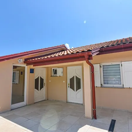 Apartman Anda S Apartmanima I Bazenom *