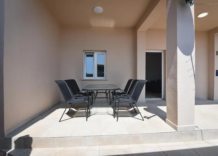 Anda S Apartmanima I Bazenom * Brseč