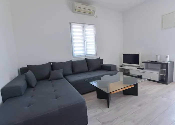 Anda S Apartmanima I Bazenom