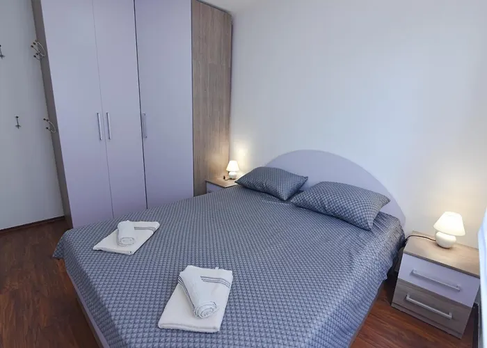 Anda S Apartmanima I Bazenom *