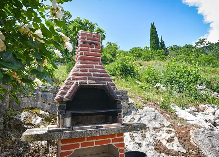 Anda S Apartmanima I Bazenom