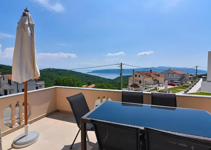 Anda S Apartmanima I Bazenom