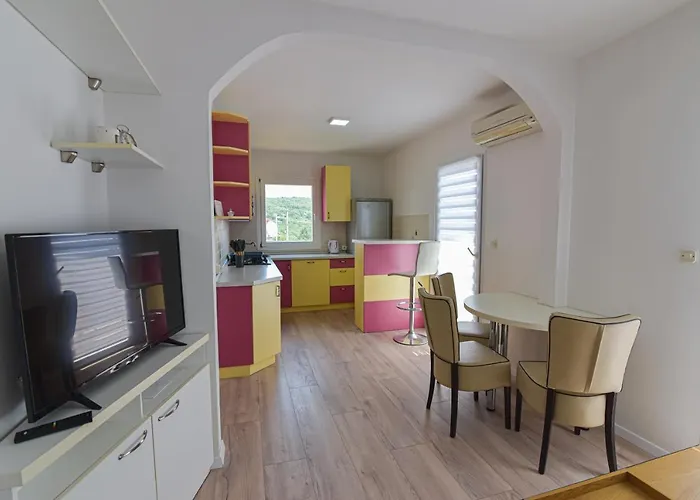Anda S Apartmanima I Bazenom Brseč