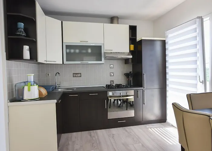 Anda S Apartmanima I Bazenom