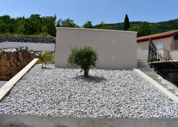 Anda S Apartmanima I Bazenom * Brseč