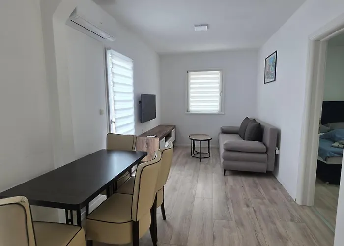 Anda S Apartmanima I Bazenom * Brseč